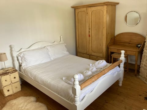 Bed, Bedroom, towels, wardrobe