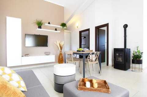 TV and multimedia, Living room, Seating area, Dining area