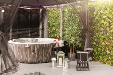 Garden, Hot Tub, Spa and wellness centre/facilities