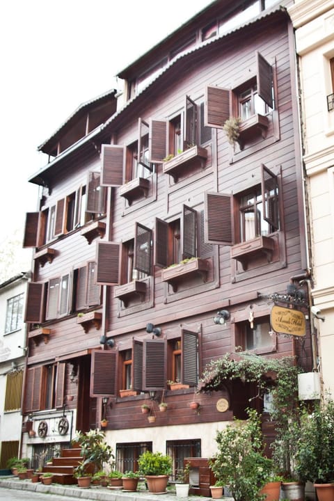 Facade/entrance