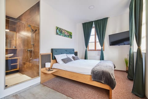 Bed, TV and multimedia, Photo of the whole room, Bedroom, towels