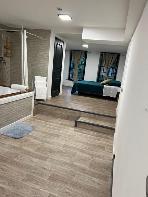 Bed, Photo of the whole room, Bedroom, towels