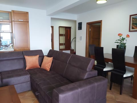 Seating area, Dining area, kitchen