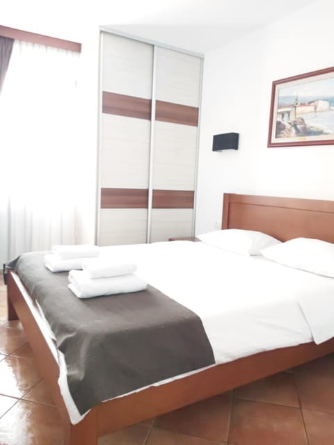 Bedroom, towels, wardrobe