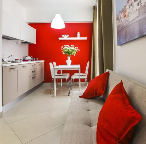 Kitchen or kitchenette, Living room, Seating area, Dining area, stove