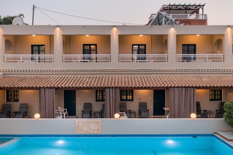 Property building, Patio, Balcony/Terrace, Pool view, Swimming pool, Swimming pool, sunbed