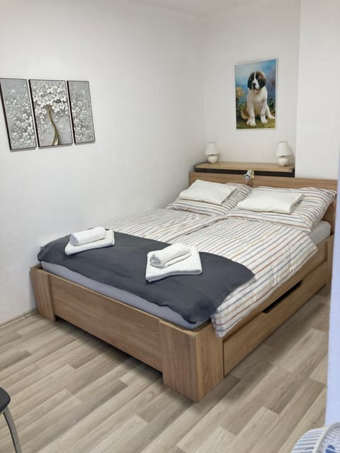 Photo of the whole room, Bedroom