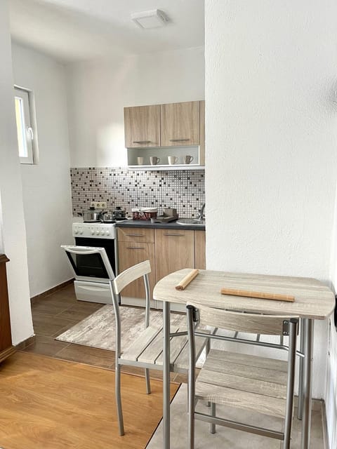 Kitchen or kitchenette, Dining area, stove