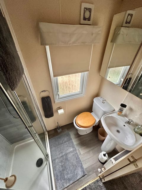 2 Bedroom Caravan Located in Uddingston, Glasgow at Maryville Caravan Site Apartment in Glasgow