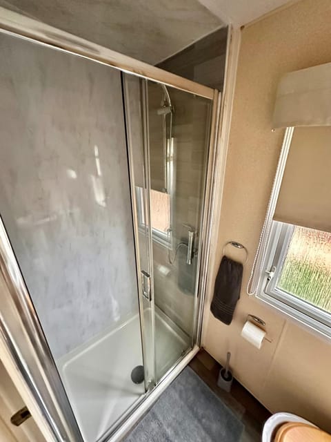 2 Bedroom Caravan Located in Uddingston, Glasgow at Maryville Caravan Site Apartment in Glasgow