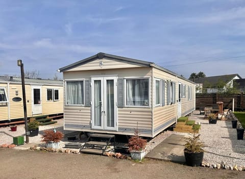 2 Bedroom Caravan Located in Uddingston, Glasgow at Maryville Caravan Site Apartment in Glasgow
