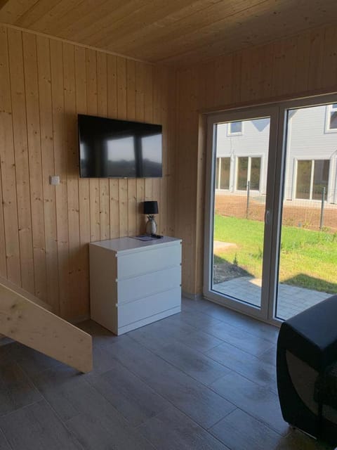 Communal lounge/ TV room, TV and multimedia, Garden view