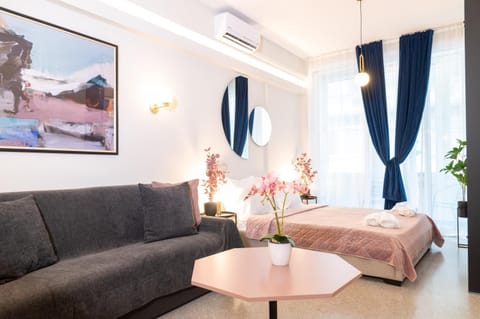 Bed, TV and multimedia, Living room, air conditioner
