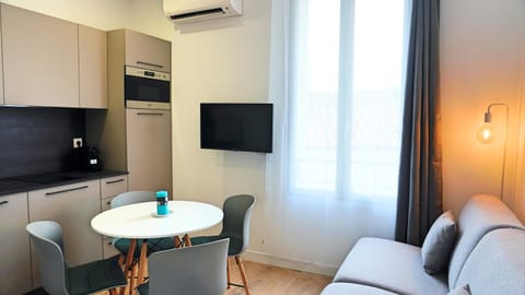 Communal lounge/ TV room, TV and multimedia, Living room, Seating area, Dining area