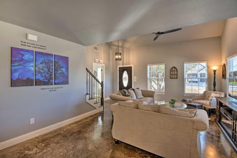 Hot Tub and Fire Pit! Cozy Granbury Escape Near Lake House in Texas