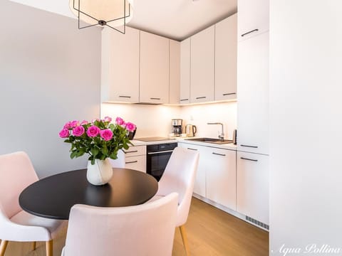 Kitchen or kitchenette, Decorative detail, Dining area, hair dresser, pet friendly, stove