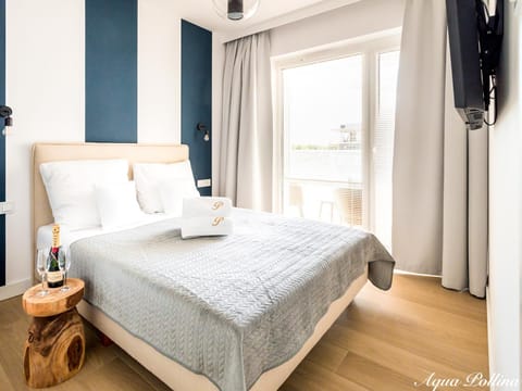 Bed, TV and multimedia, View (from property/room), Balcony/Terrace, Photo of the whole room, Bedroom, Area and facilities, locker, towels