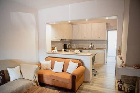 Kitchen or kitchenette, Living room, Seating area, minibar, stove