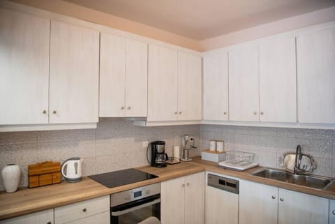 Coffee/tea facilities, Kitchen or kitchenette, dishwasher, stove