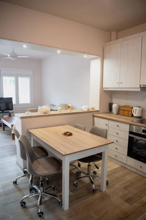 Coffee/tea facilities, Kitchen or kitchenette, Dining area, minibar, stove