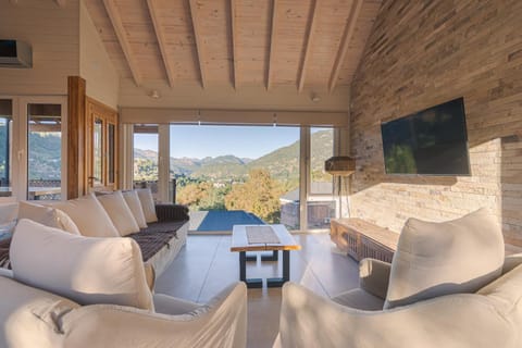 Living room, Lake view, Mountain view