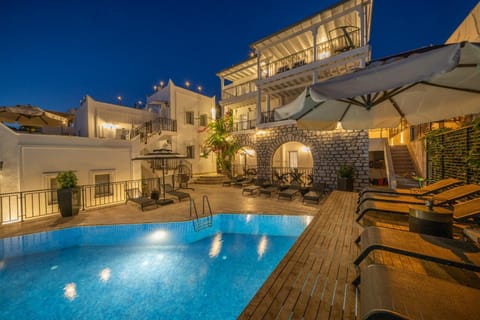 Property building, Night, Pool view, Swimming pool, sunbed
