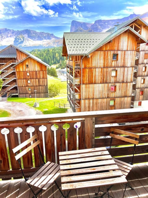 Property building, Patio, Bird's eye view, Balcony/Terrace, City view, Garden view, Landmark view, Mountain view, Quiet street view
