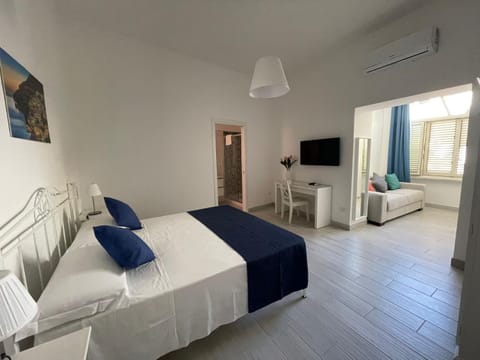 Bed, TV and multimedia, Photo of the whole room, Bedroom, towels, air conditioner