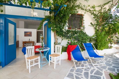 Patio, Day, Garden, Living room, Seating area, Dining area, Garden view, sunbed