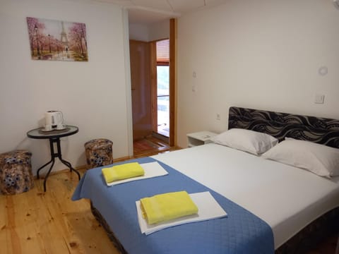 Photo of the whole room, Bedroom, towels