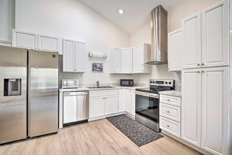 Sleek Tavares Condo 3 Miles to Downtown Apartment in Tavares