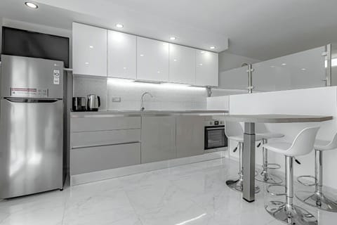 Coffee/tea facilities, Kitchen or kitchenette, Dining area