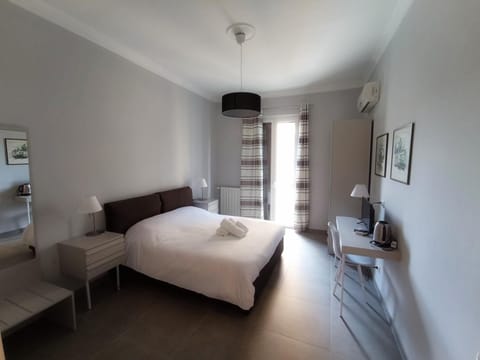 Bed, TV and multimedia, Bedroom, hair dresser