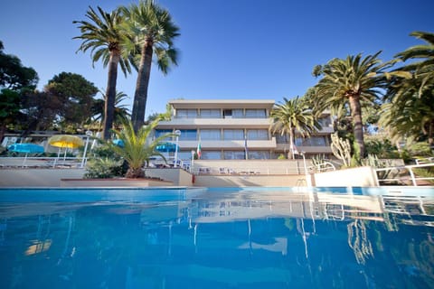 Property building, Swimming pool, Swimming pool, sunbed