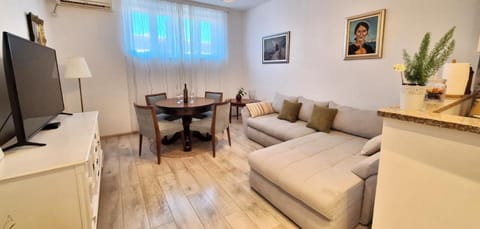 TV and multimedia, Living room, Seating area, Dining area, air conditioner