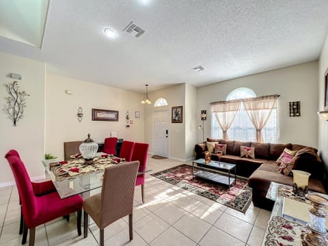 Spacious villa w pool & game room House in Four Corners