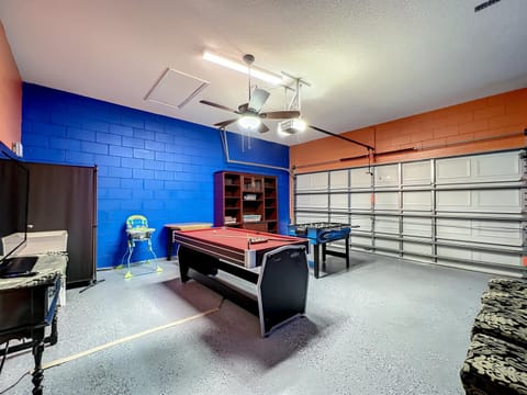 Spacious villa w pool & game room House in Four Corners