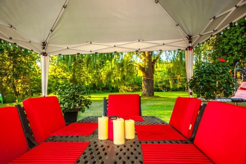 Patio, Spring, Day, Garden, Garden, Seating area, Dining area, Garden view