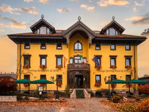 Property building, Facade/entrance, Autumn