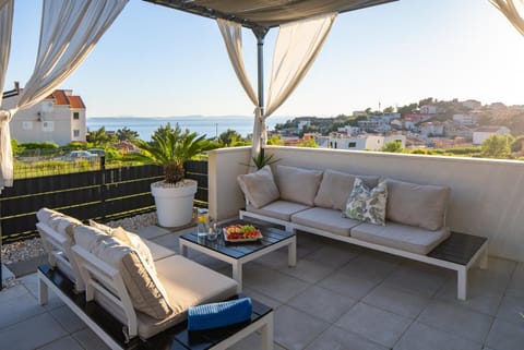 Natural landscape, View (from property/room), Balcony/Terrace, Seating area, Sea view