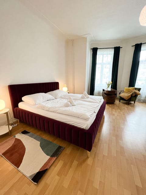 Bed, Photo of the whole room, Bedroom, towels