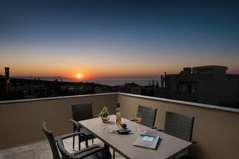 Day, Natural landscape, View (from property/room), Balcony/Terrace, Dining area, Beach, Sea view, Sunset