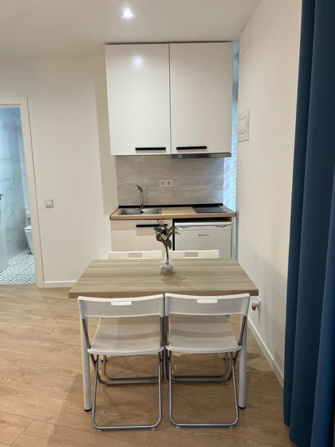 Kitchen or kitchenette, Dining area, stove