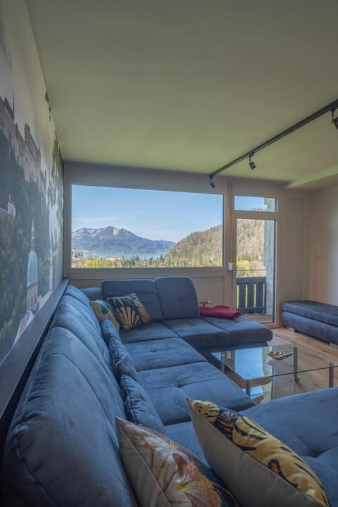 Seating area, Lake view, Mountain view, hair dresser