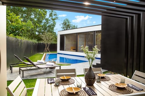 Property building, Day, Swimming pool, sunbed