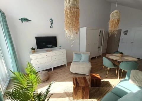 Communal lounge/ TV room, TV and multimedia, Living room, Seating area, Evening entertainment