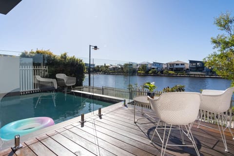 Patio, Natural landscape, View (from property/room), Balcony/Terrace, Lake view, Pool view, River view, Swimming pool, sunbed