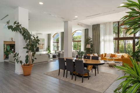 Living room, Seating area