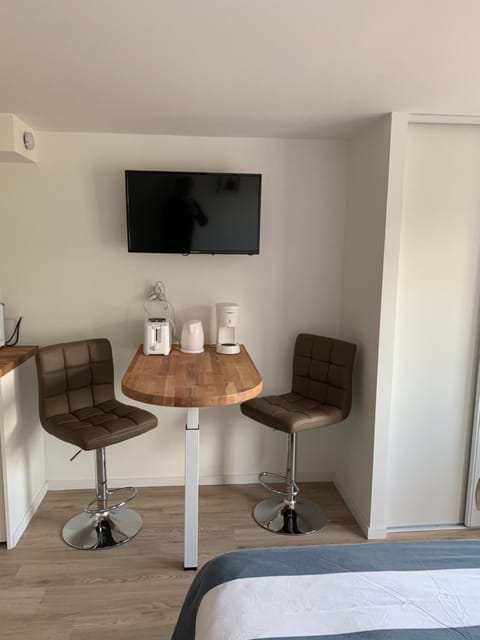 Property building, Bed, TV and multimedia, Kitchen or kitchenette, Living room, Photo of the whole room, Seating area, Dining area, Bedroom, hair dresser