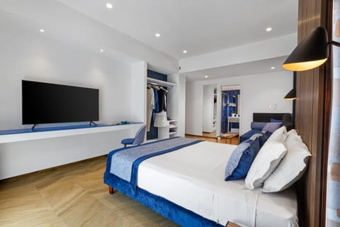 Bed, TV and multimedia, Photo of the whole room, Bedroom
